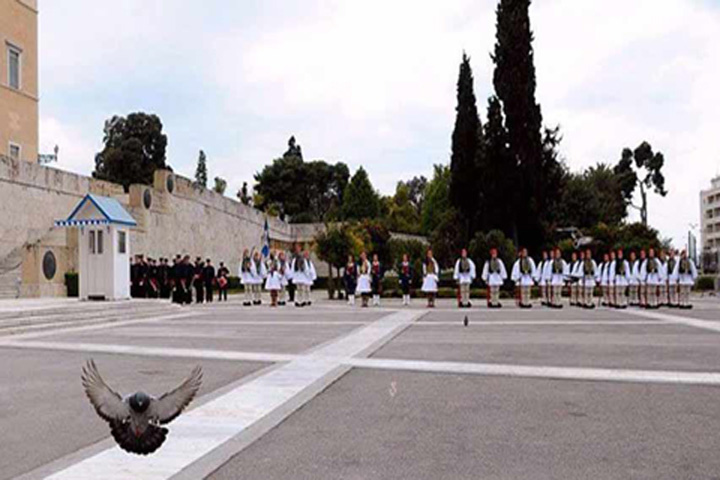 Φωτογραφία από το Σύνταγμα στην αλλαγή της φρουράς 